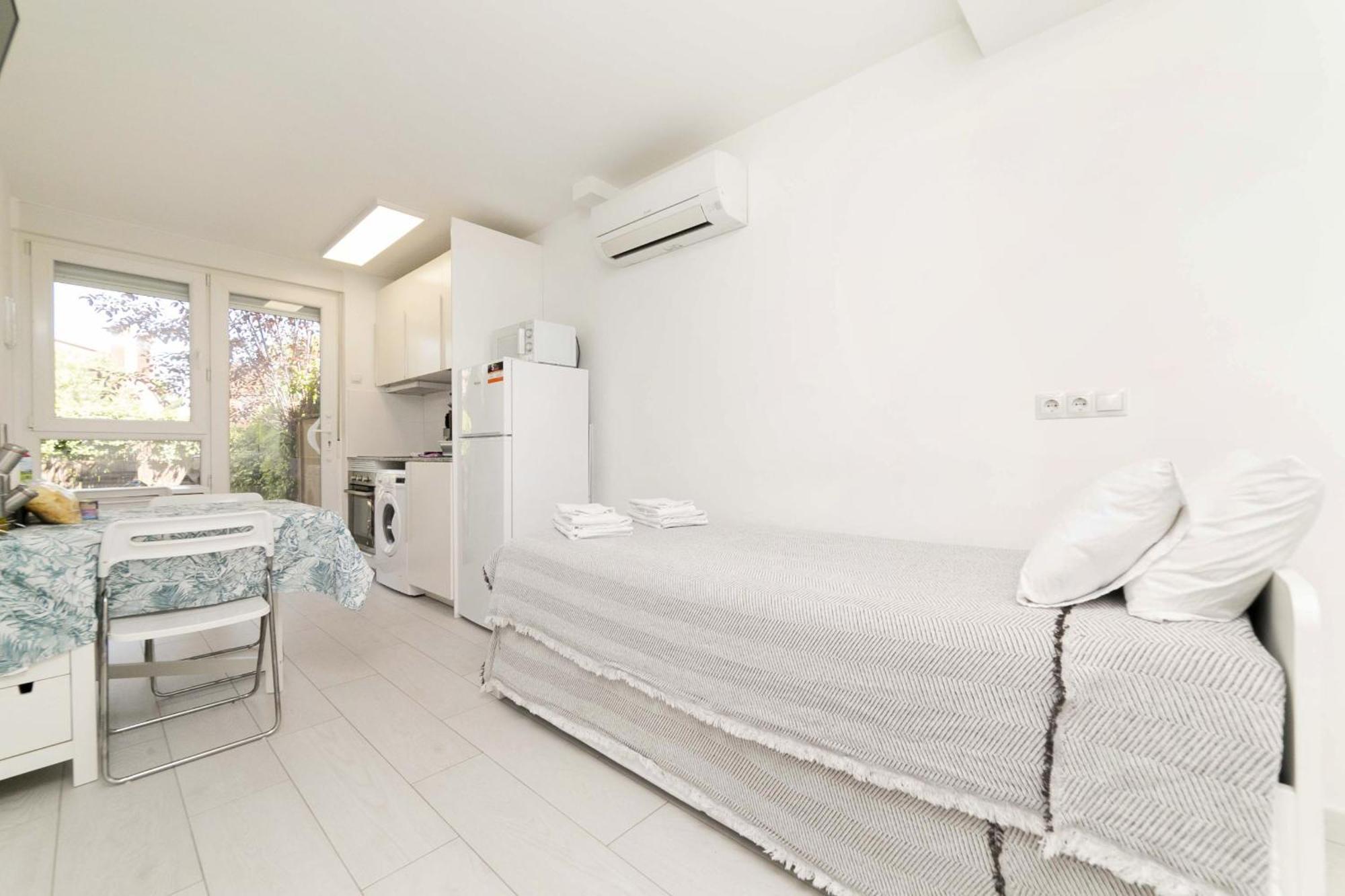 Apartment Con Jardin Privado *